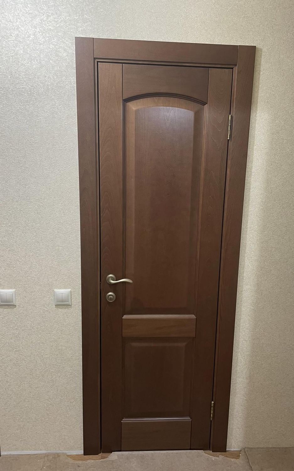 Дверь из массива